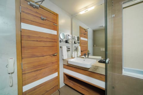 Deluxe Room, 1 King Bed | Bathroom sink