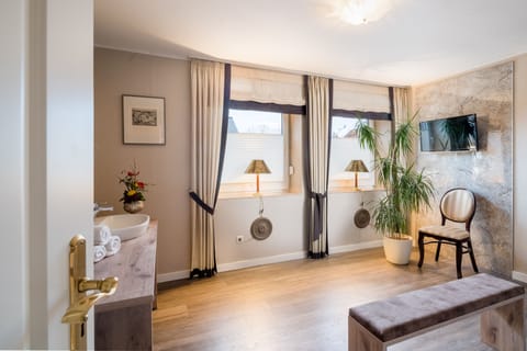 Exclusive Suite, Garden View | Bathroom | Shower, free toiletries, hair dryer, towels