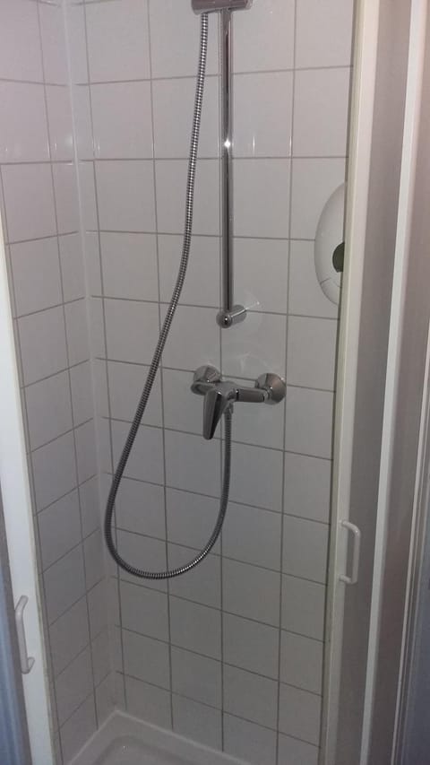 Combined shower/tub, hair dryer, towels