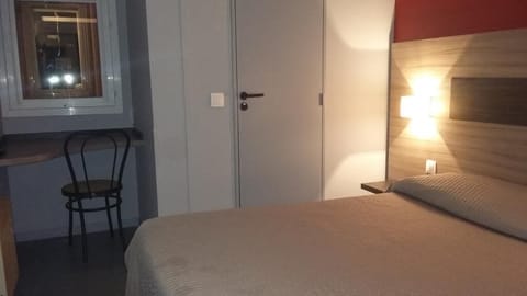 Desk, soundproofing, free WiFi, bed sheets