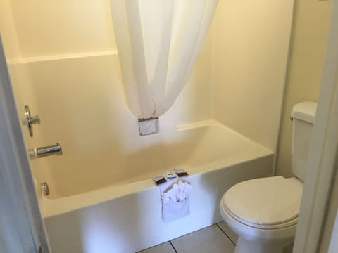 Combined shower/tub, hair dryer, towels