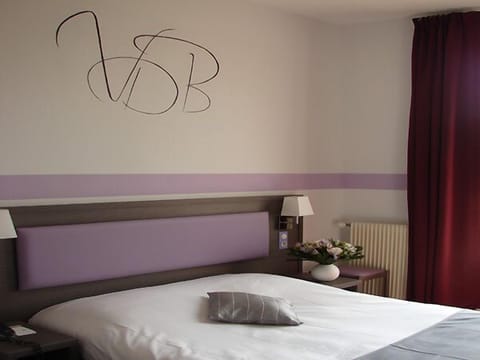 Desk, laptop workspace, soundproofing, free cribs/infant beds