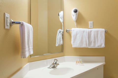 Combined shower/tub, spring water tub, hair dryer, towels