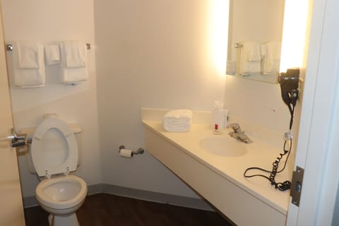 Standard Room, 2 Double Beds, Non Smoking | Bathroom | Combined shower/tub, towels