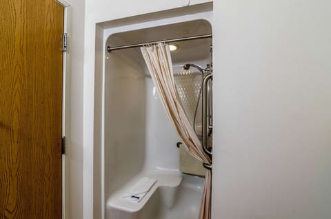 Combined shower/tub, towels