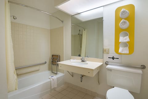 Combined shower/tub, towels