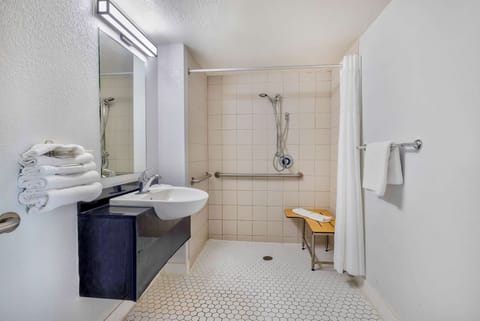 Combined shower/tub, towels