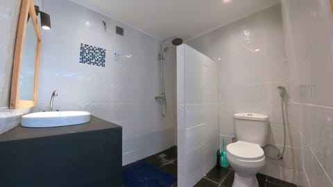 Basic Double Room | Bathroom | Shower, rainfall showerhead, towels