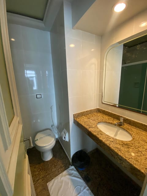 Deluxe Double or Twin Room | Bathroom | Combined shower/tub, towels