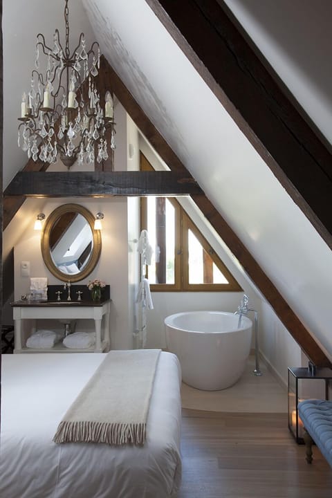 Double Room, Bathtub | Premium bedding, memory foam beds, in-room safe, individually decorated