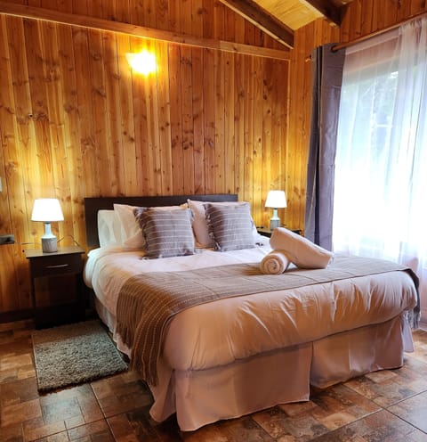 Cabin, 2 Bedrooms, Mountain View | Individually furnished, bed sheets