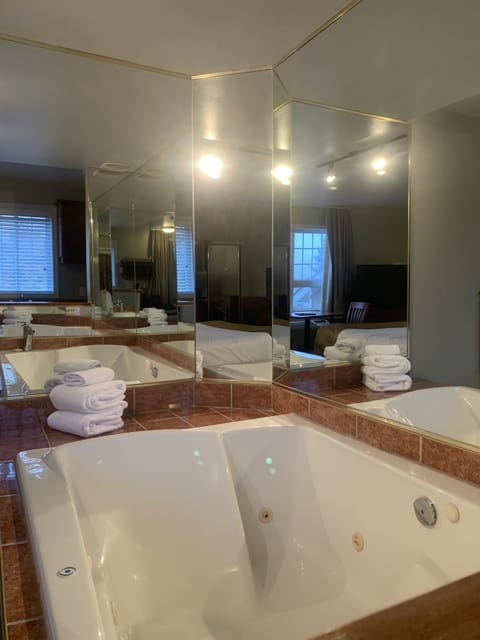 Superior Suite, 1 King Bed (Whirlpool Bath) | Bathroom | Free toiletries, hair dryer, towels, soap