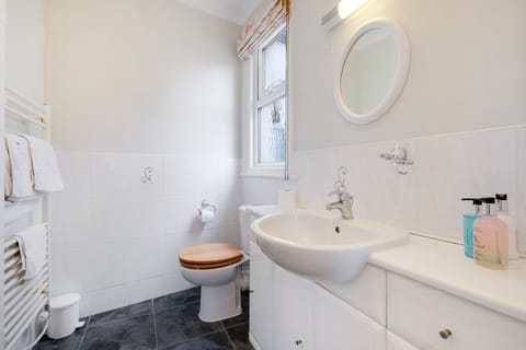 Comfort Double or Twin Room, Non Smoking, Private Bathroom | Bathroom | Eco-friendly toiletries, hair dryer, towels, soap