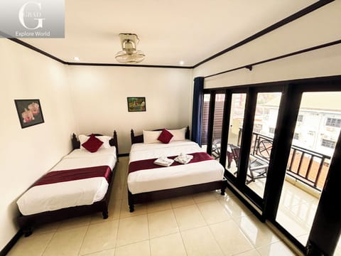 Deluxe Twin Room, Non Smoking | Individually decorated, individually furnished, desk, soundproofing