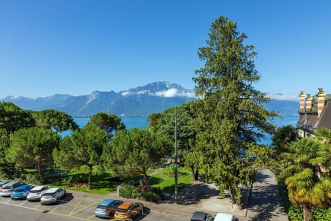 Premium bedding, free minibar, in-room safe, desk