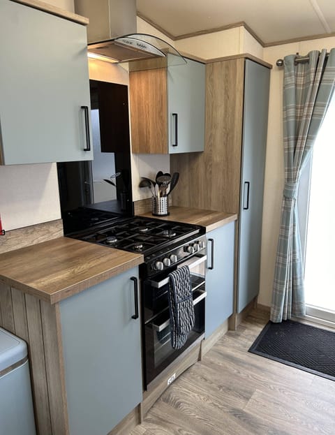 Cabin | Private kitchen | Fridge, microwave, oven, stovetop