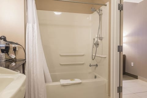 Combined shower/tub, free toiletries, towels