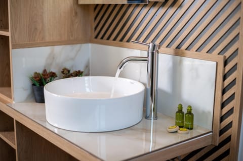 Deluxe Studio | Bathroom | Free toiletries, hair dryer, bathrobes, slippers