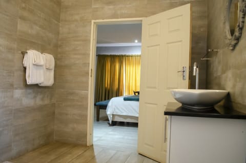 Deluxe Suite Room 8 | Bathroom | Shower, rainfall showerhead, free toiletries, soap