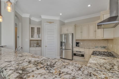 House, 3 Bedrooms | Private kitchen | Fridge, oven, coffee/tea maker