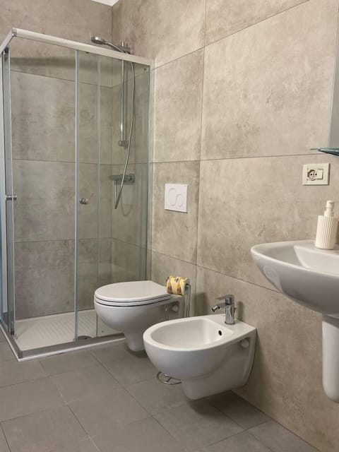 Classic Triple Room, City View | Bathroom | Shower, rainfall showerhead, free toiletries, hair dryer