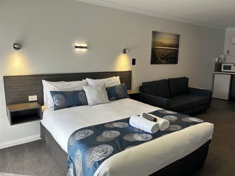 Superior Room, 1 Queen Bed | Premium bedding, blackout drapes, iron/ironing board, free WiFi