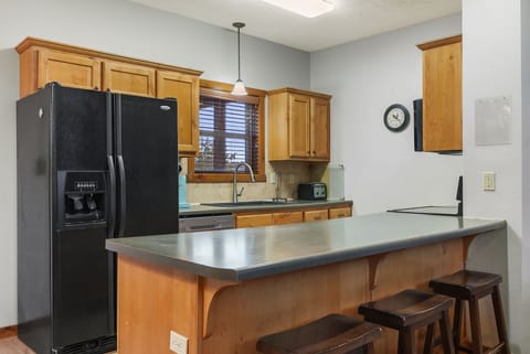 Cabin, Multiple Beds, Jetted Tub, Mountain View | Private kitchen | Fridge, microwave, oven, stovetop