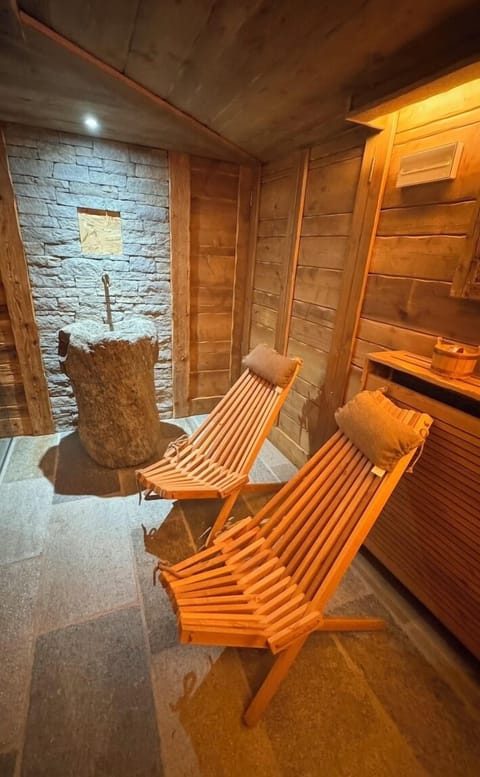 Sauna, hot tub, steam room