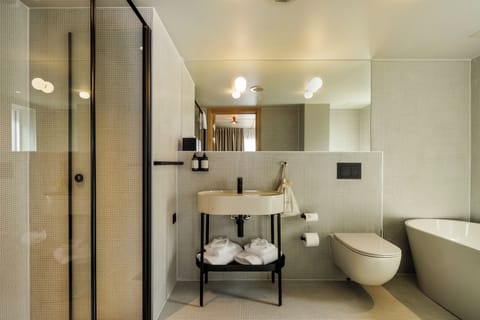 Junior Suite | Bathroom | Shower, hair dryer, slippers, heated floors