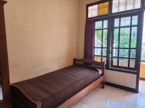 Standard Single Room | Free WiFi, bed sheets