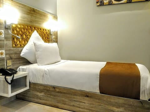 Single Room, 1 Large Twin Bed, Private Bathroom | Premium bedding, minibar, laptop workspace, free WiFi