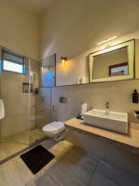 Deluxe Double Room | Bathroom | Hair dryer, bathrobes, slippers, towels