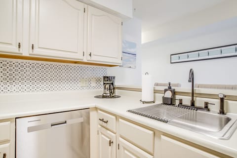 Apartment (2 Bedrooms) | Private kitchen | Microwave, oven, stovetop, dishwasher