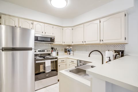 Apartment (2 Bedrooms) | Private kitchen | Microwave, oven, stovetop, dishwasher