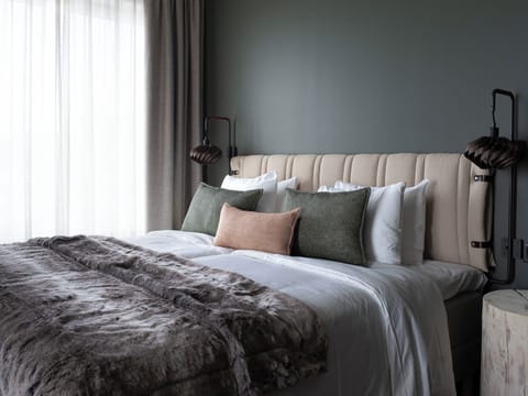 Junior Suite | Minibar, in-room safe, iron/ironing board, free cribs/infant beds