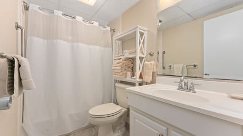 Combined shower/tub, free toiletries, hair dryer, towels