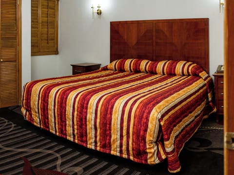 Executive Room | 1 bedroom, down comforters, desk, laptop workspace