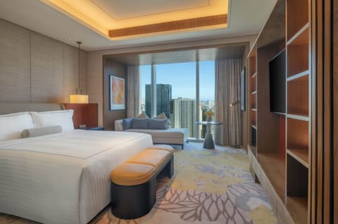 Premier Suite | Premium bedding, down comforters, minibar, in-room safe