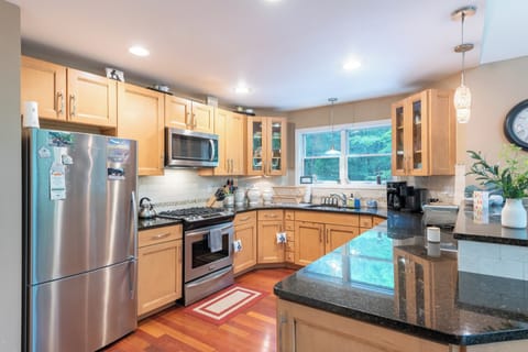 House (3 Bedrooms) | Private kitchen | Fridge, microwave, oven, stovetop