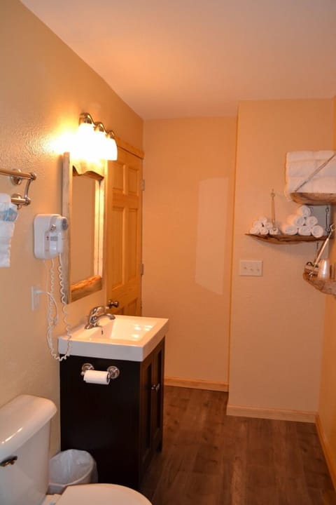 Buckhorn | Bathroom | Shower, free toiletries, hair dryer, towels