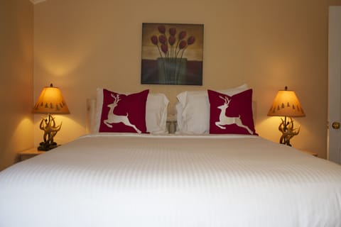 Ponderosa Suite, 3 bedrooms, Private bathroom,Mountain View | Individually decorated, free WiFi, bed sheets