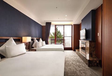 Modern Building-Deluxe Suite | Premium bedding, free minibar, in-room safe, desk