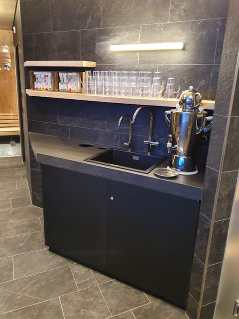 Sauna, hot tub, steam room