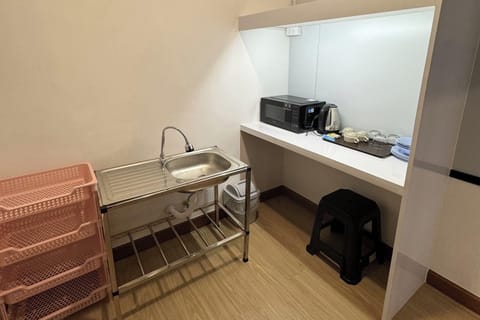 Deluxe Triple Room | Private kitchen | Microwave, electric kettle