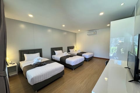 Deluxe Triple Room | Bathroom | Shower, rainfall showerhead, free toiletries, towels