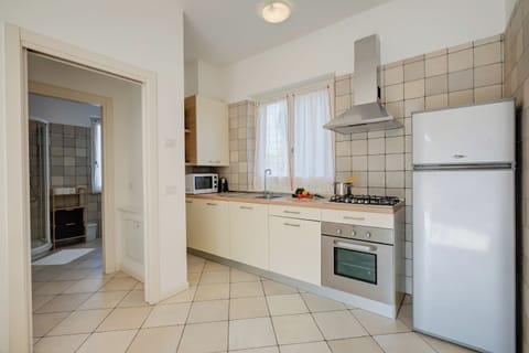 Family Apartment, 1 Bedroom, Lakeside (Casa al Cor - Bike 1) | Private kitchen | Fridge, microwave, oven, stovetop