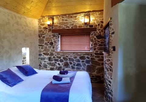 Royal Cottage | Premium bedding, individually decorated, individually furnished