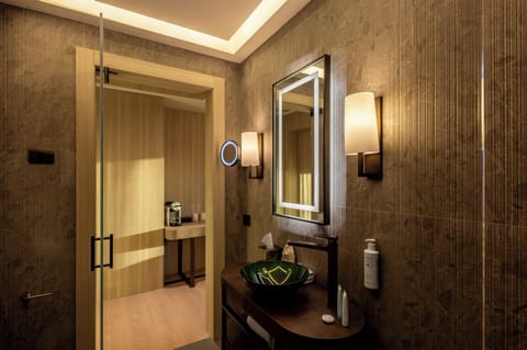 Junior Studio Suite | Bathroom | Shower, rainfall showerhead, designer toiletries, hair dryer