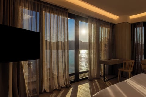 Panoramic Suite, Sea View | Premium bedding, down comforters, pillowtop beds, free minibar