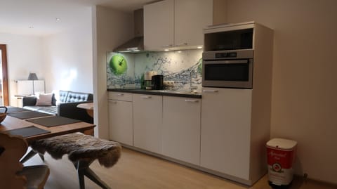 Deluxe Apartment, 2 Bedrooms, Balcony | Private kitchen